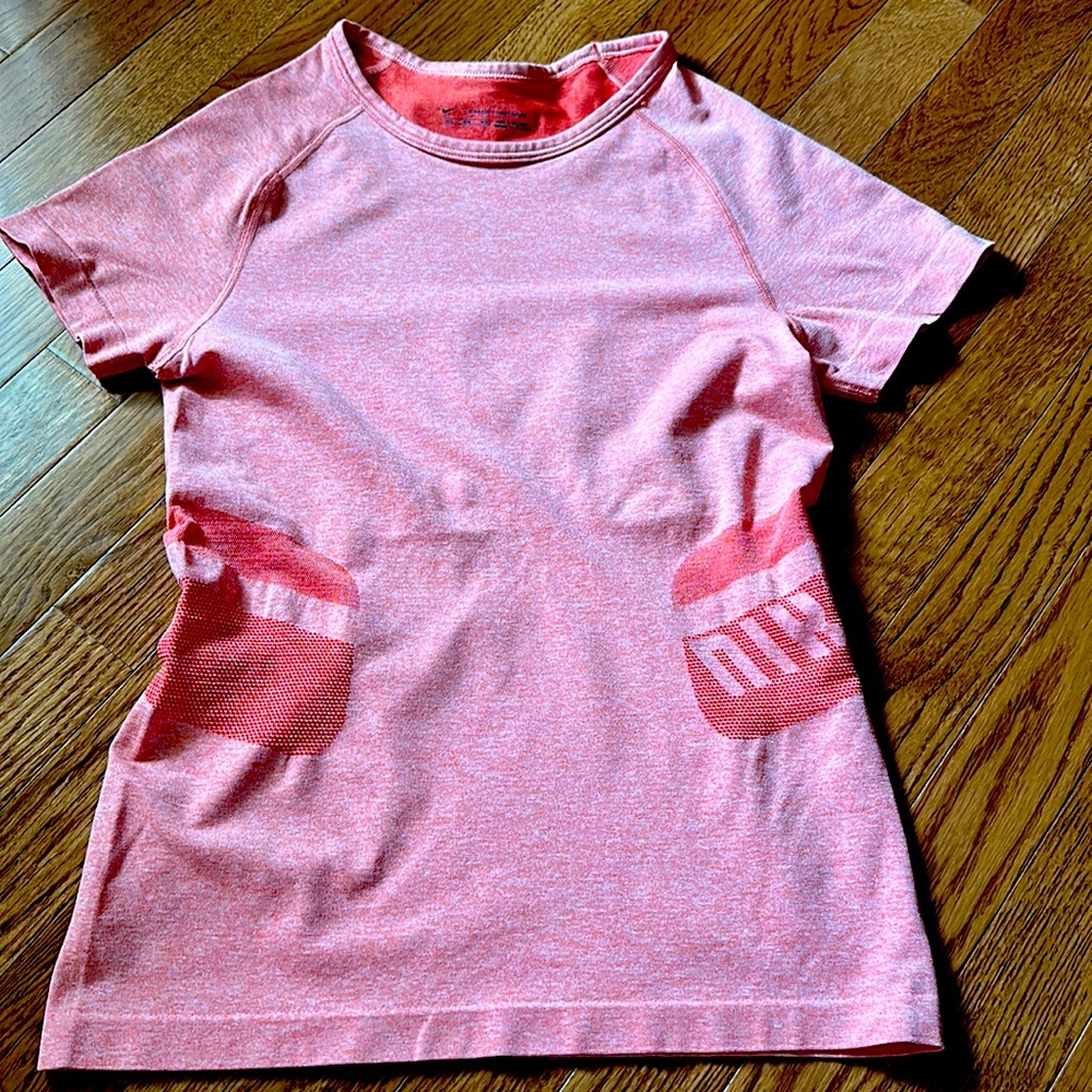 Medium Nike top/color: peachy